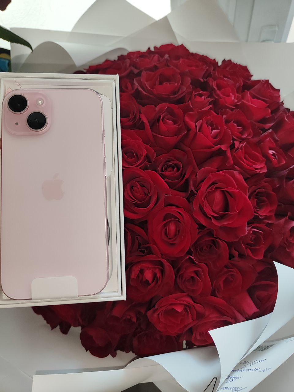 Подарок клиентке: iPhone и розы